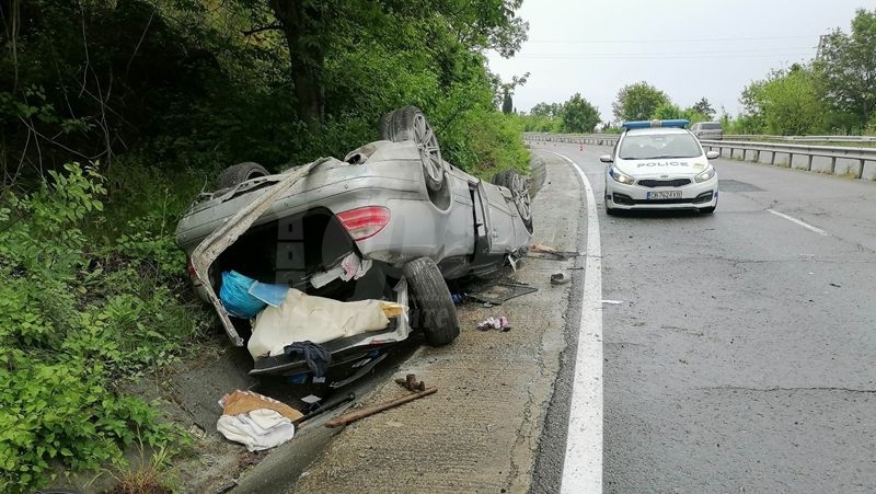  Бургазлийка се обърна по таван с «Мерцедес»-а си 