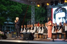 Хиляди празнуваха 155 години СУ „Христо Ботев“ на площада в Айтос