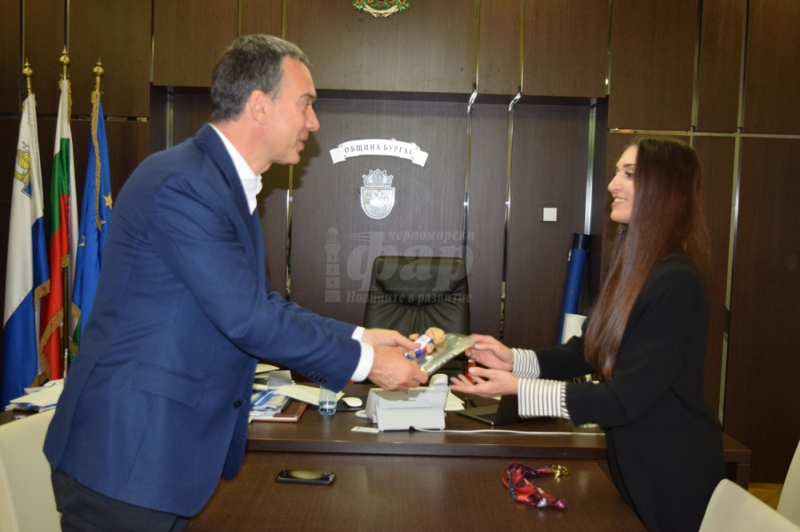 Златното момиче на Бургас Женина Трашлиева получи поздравления за европейската титла от Баку