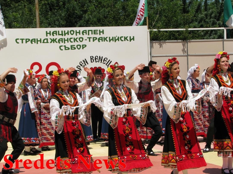  Днес продължава и Националният събор „Фолклорен венец Божура“ 