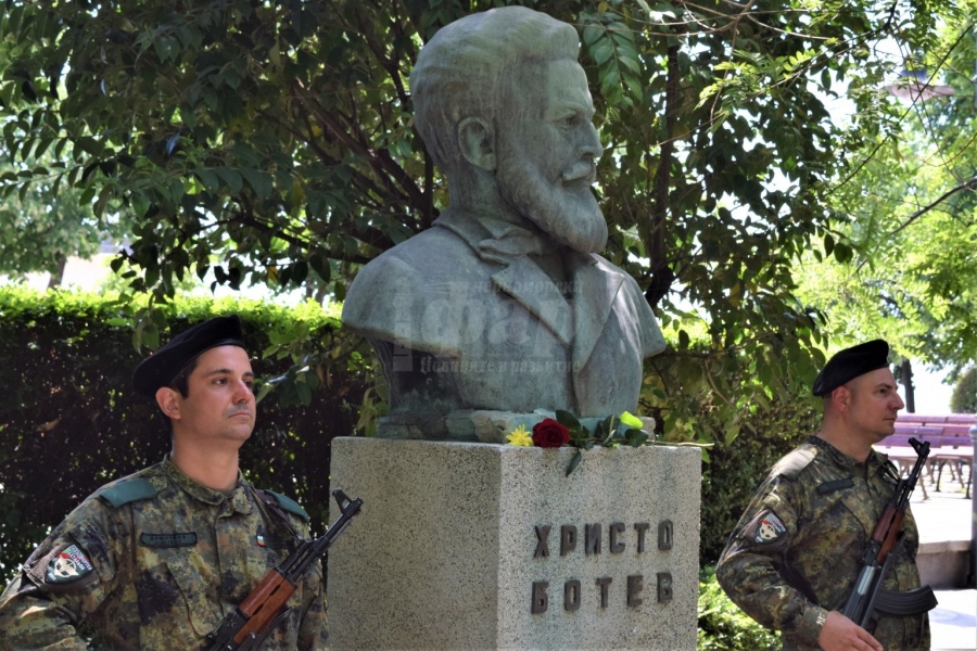 Бургас преклони глава пред Ботев и героите, пожертвали живота си за свободата