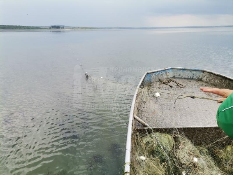 Проверка на езеро Вая извади километър и  200 метра бракониерски мрежи