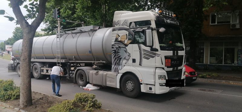 Катастрофа в Айтос! Камион-цистерна прегази рускиня на кръговото ...