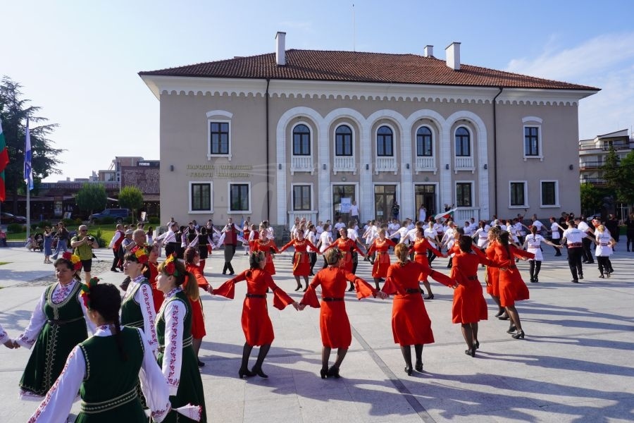  VIII Фолклорен танцов фестивал „Хоро край морето“  Царево 2023 събра стотици любители на фолклорните ритми в Царево