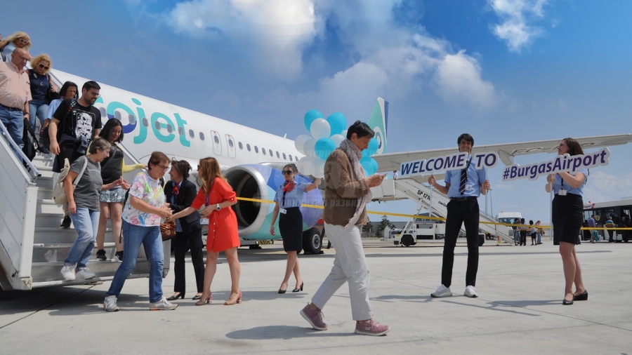 Пристигнаха първите испански туристи на летище Бургас