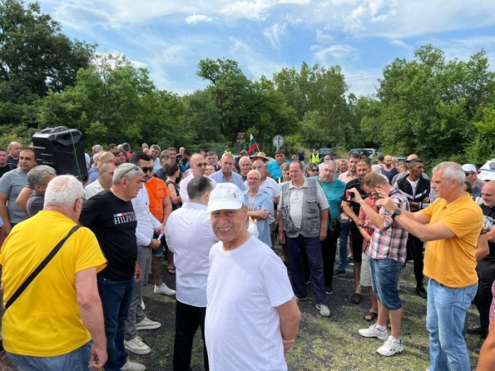 Над 200 души от четири созополски села излязоха на протест заради разбит път