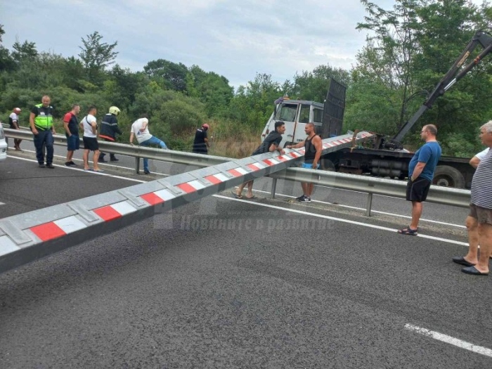 Край на сагата с крана! Пада транспортната блокада на юг от Бургас 