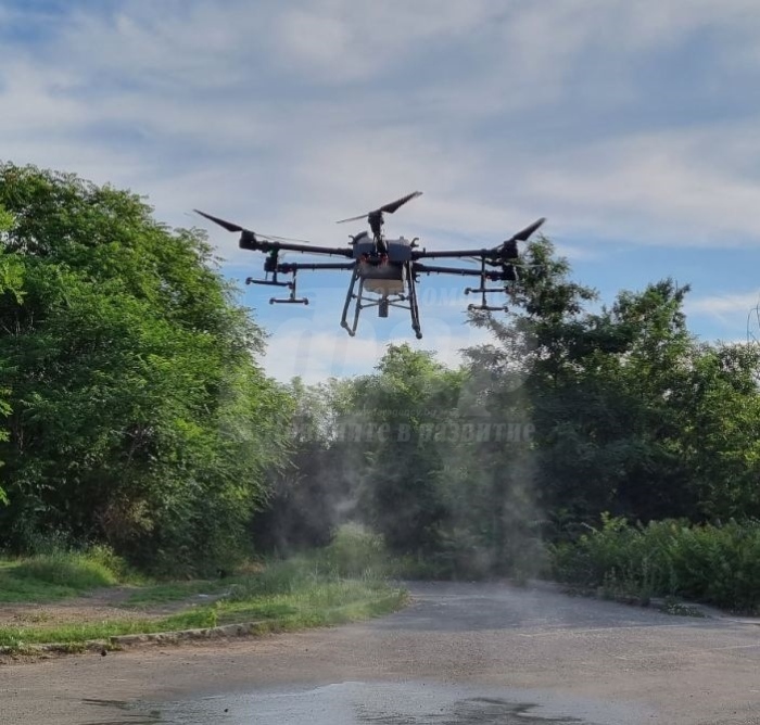 Пръскат с дрон срещу комари над бургаските езера 