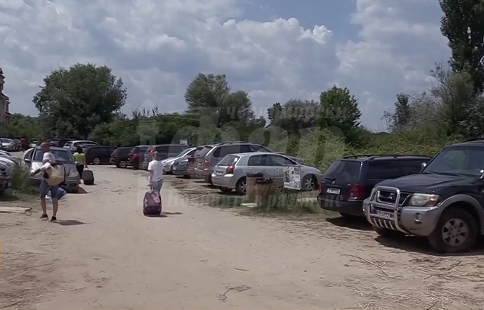 Автомобили паркират върху пясъчни дюни в Созопол
