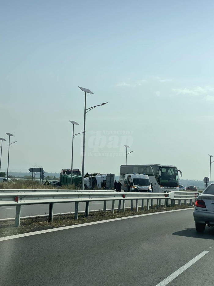 Сметопочистващ камион се обърна на кръговото на Ахелой