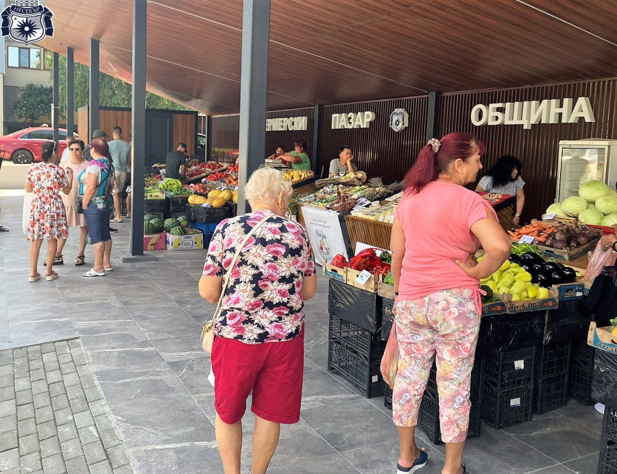Фермерският пазар в Несебър вече функционира