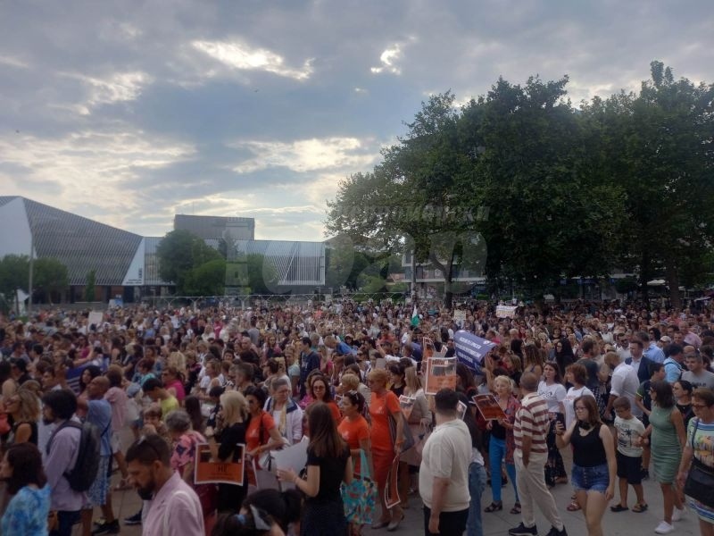 Такъв протест Бургас не помни! Хиляди казаха: „Не на насилието над жени!“ /СНИМКИ/