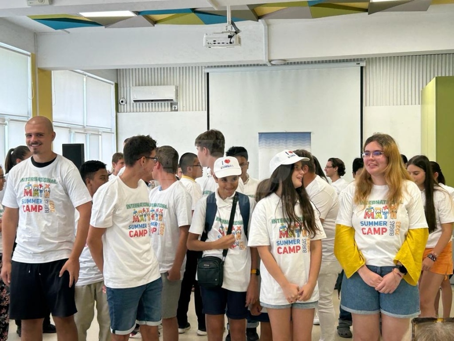 Бургас събра ученици от Индонезия, Румъния и България на Международен летен математически лагер 