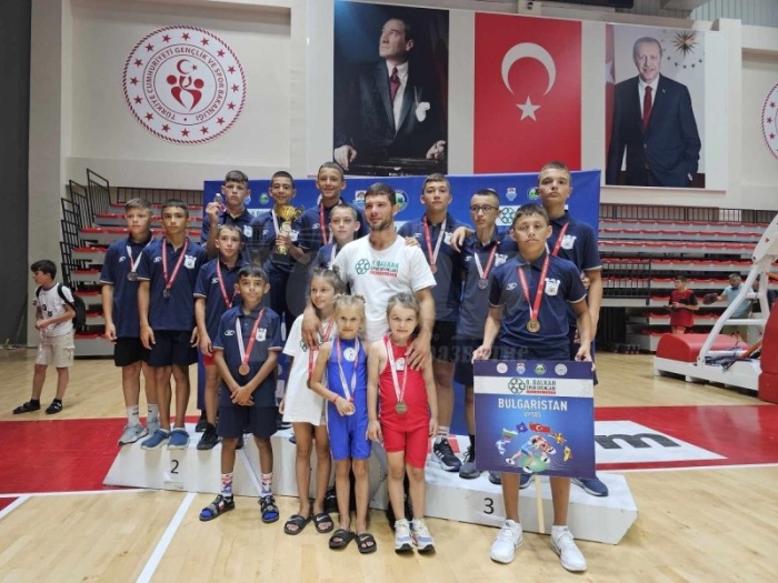 Първо място за отбора на най-малките айтоски борци на Балканиадата в Турция