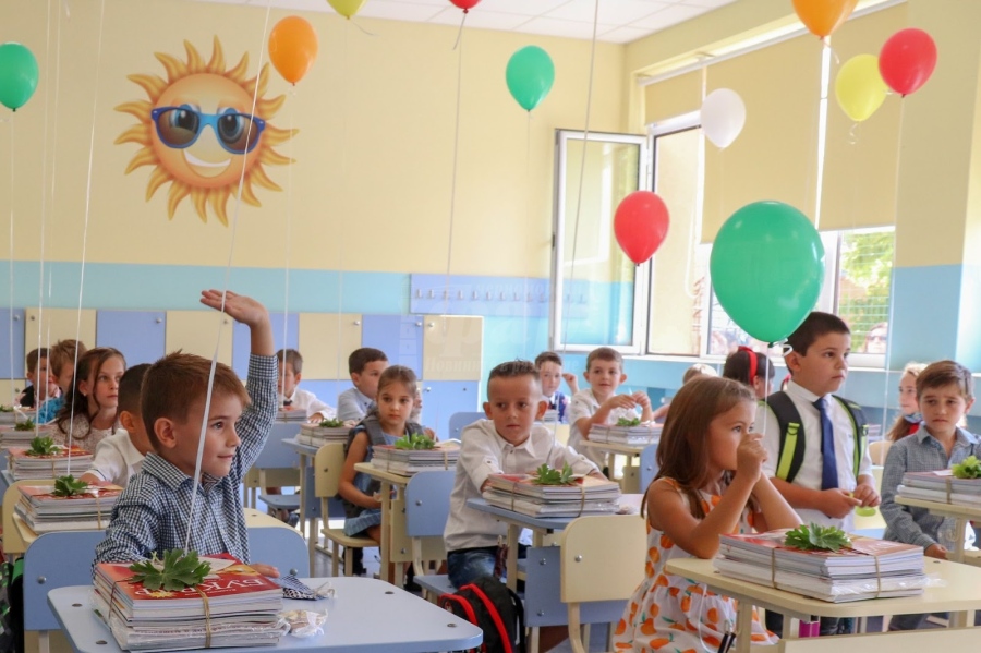 Вижте кога изплащат половината от еднократните помощи за ученици