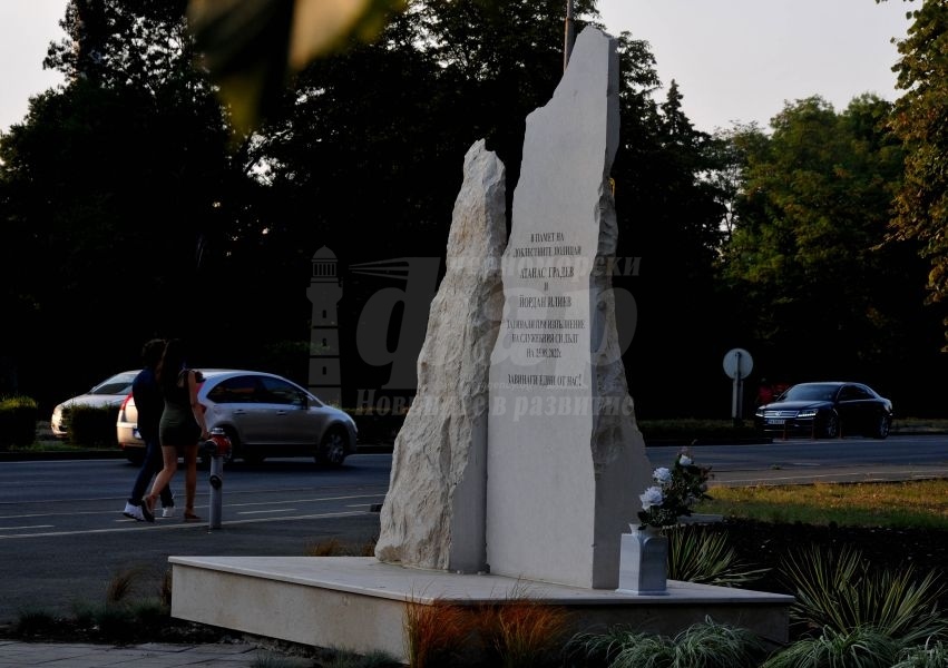 Бургас почита паметта на полицаите, загинали в опит да спрат автобус с мигранти 