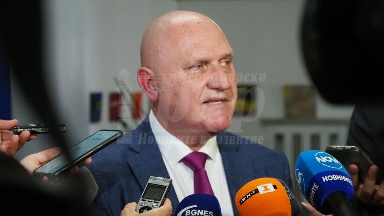 Просветният министър: Намаляване на домашните няма да има 