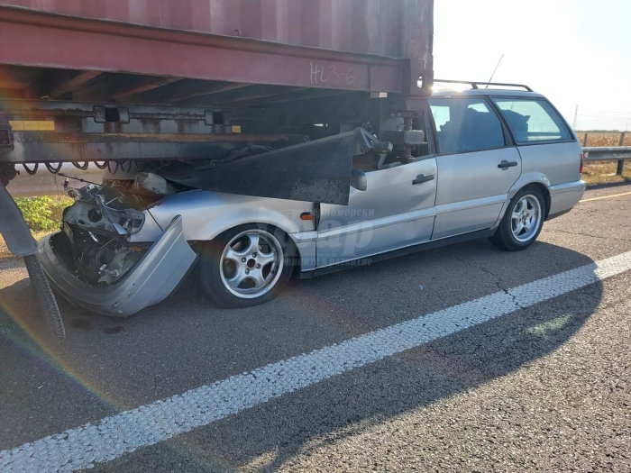 Водач на „Фолксваген“ се заби в камион на АМ „Тракия“, жена е с опасност за живота