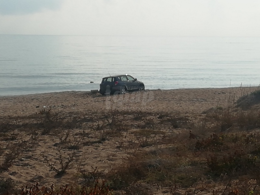 Руснак паркира Тойотата си върху дюна на Шофьорски плаж, отнесе глоба