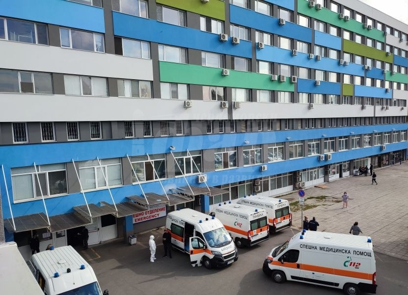   Млада шофьорка с три месеца стаж помля коли, прати в болница хора
