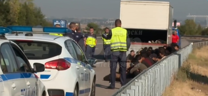 Заловиха 86 мигранти в камион на АМ „Тракия“