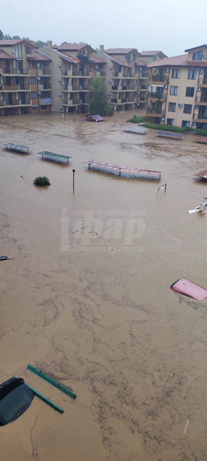 Двама души са загинали от наводненията в Царево