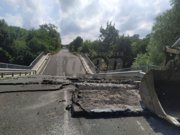  100-тонен кран и 41-тонен багер разрушават моста на пътя Царево – Ахтопол