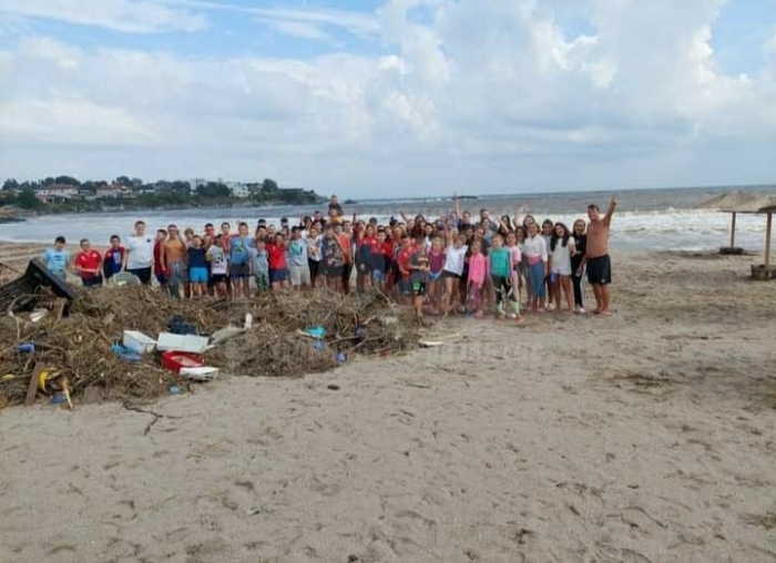 Малки волейболисти чистиха плажа на „Арапя“ след бедствието 
