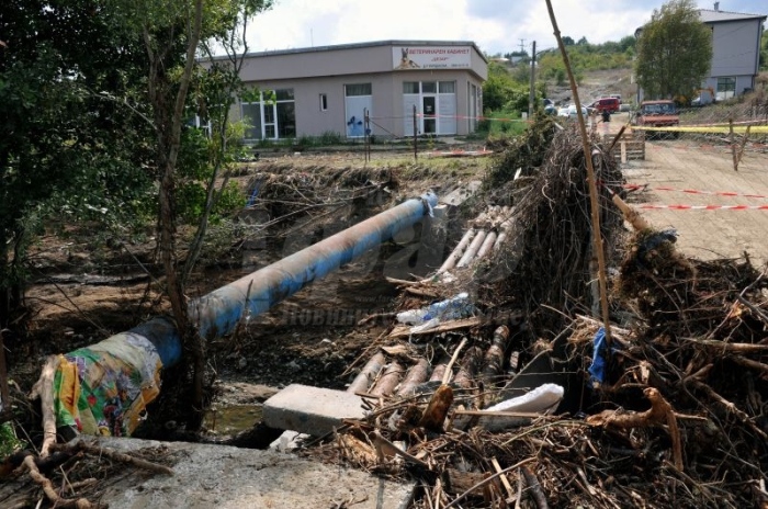 След наводнението: Очакват се пробите за питейната вода да излязат утре