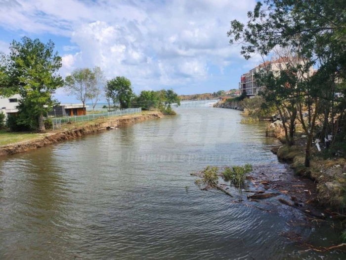 Водата в Приморско и Царево може да се използва за битови нужди, но не е годна за пиене 