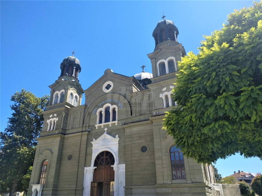 Катедралата „Св. Св. Кирил и Методий“ възвърна автентичния си облик