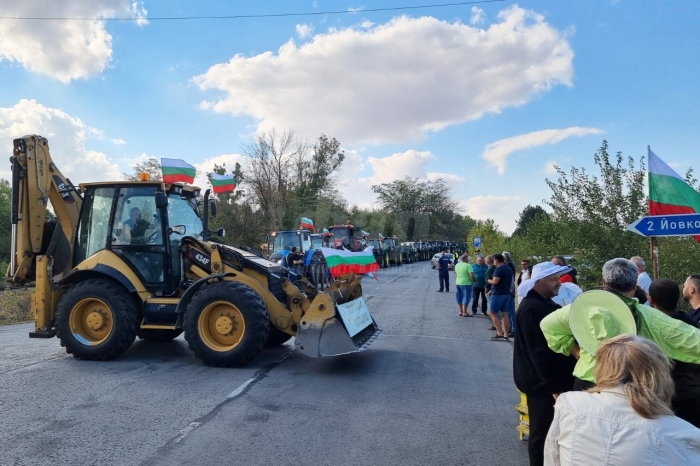 Земеделските производители остават в протестна готовност