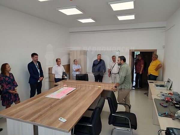 Чуждестранни учени са възхитени от лабораториите на УНИТе в университет „Проф. д-р Асен Златаров“