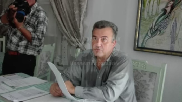  Ивайло Дражев, с листа съставена само от жени