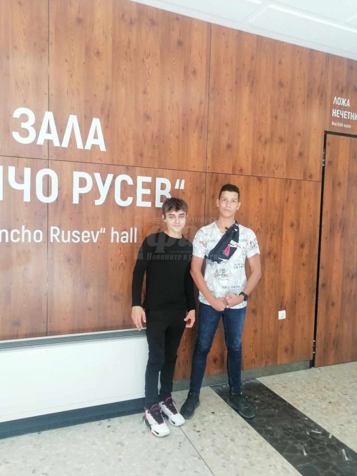 Ученици от ПГТ   „Проф. д-р Асен Златаров“ се докосват до големите дарители