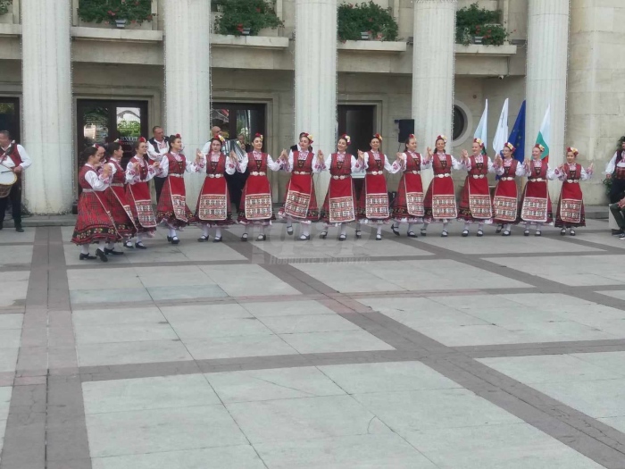 Концерт на ФА „Атанас Манчев“ повдигна настроението в празничния ден /СНИМКИ/