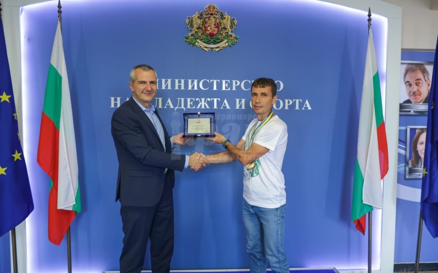 Министърът на младежта и спорта награди световния шампион по планинско бягане за ветерани Шабан Мустафа