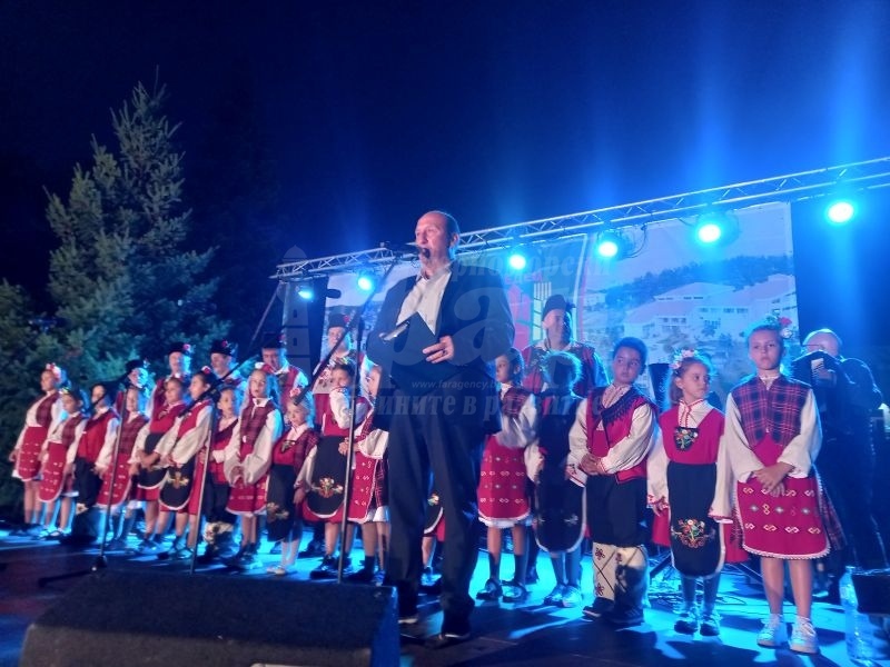 Голям фолклорен концерт сложи кулминацията на празниците в Средец