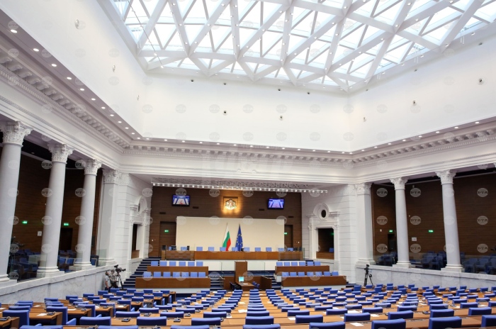 Депутатите заседават извънредно 