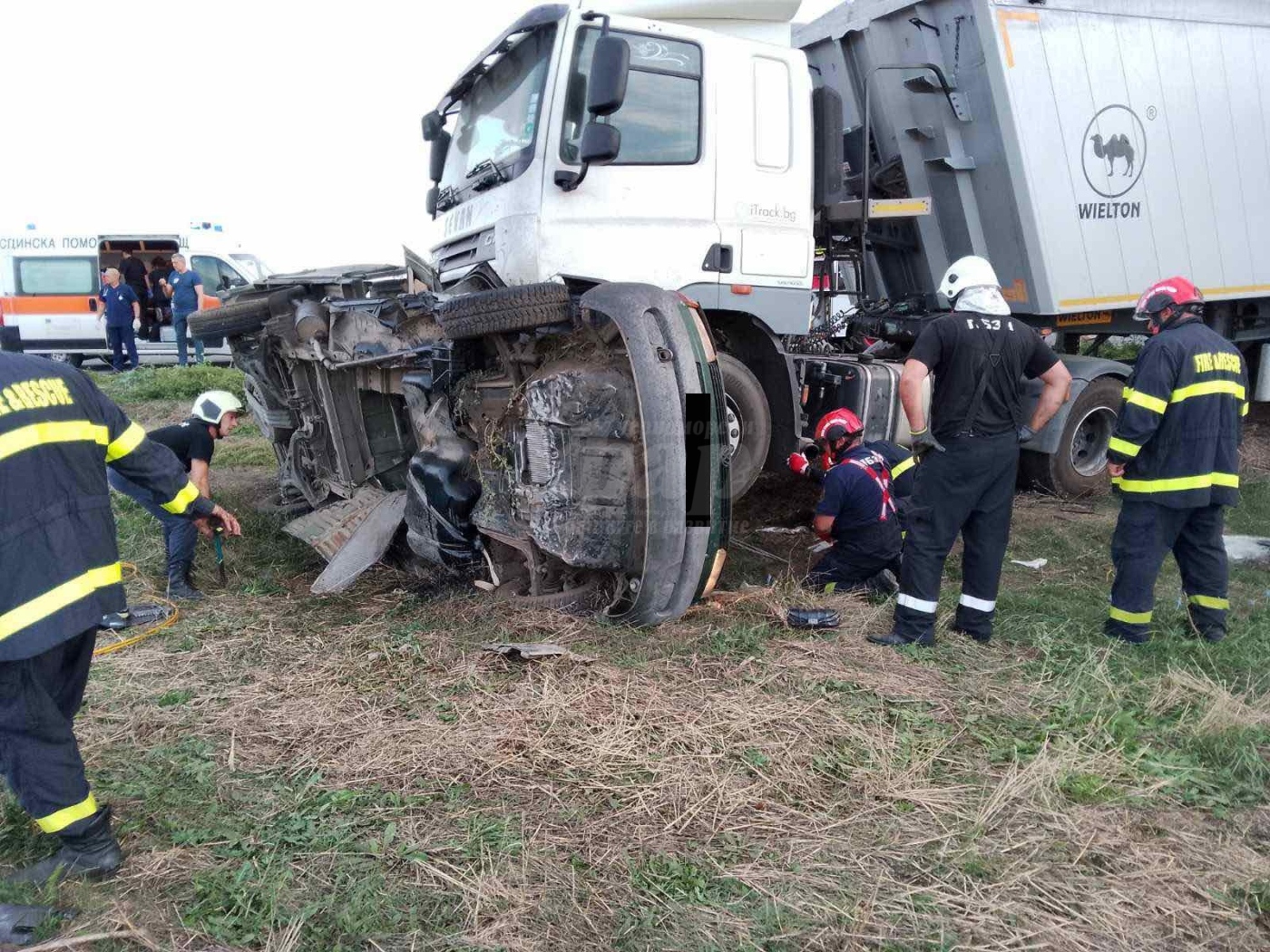 Двама загинаха при тежка катастрофа край Долно Езерово
