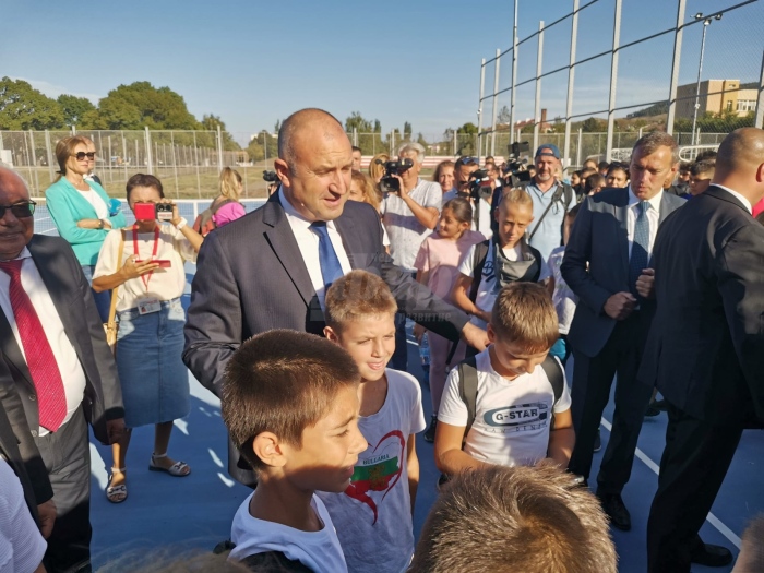 Карнобатските деца спортуваха с президента 