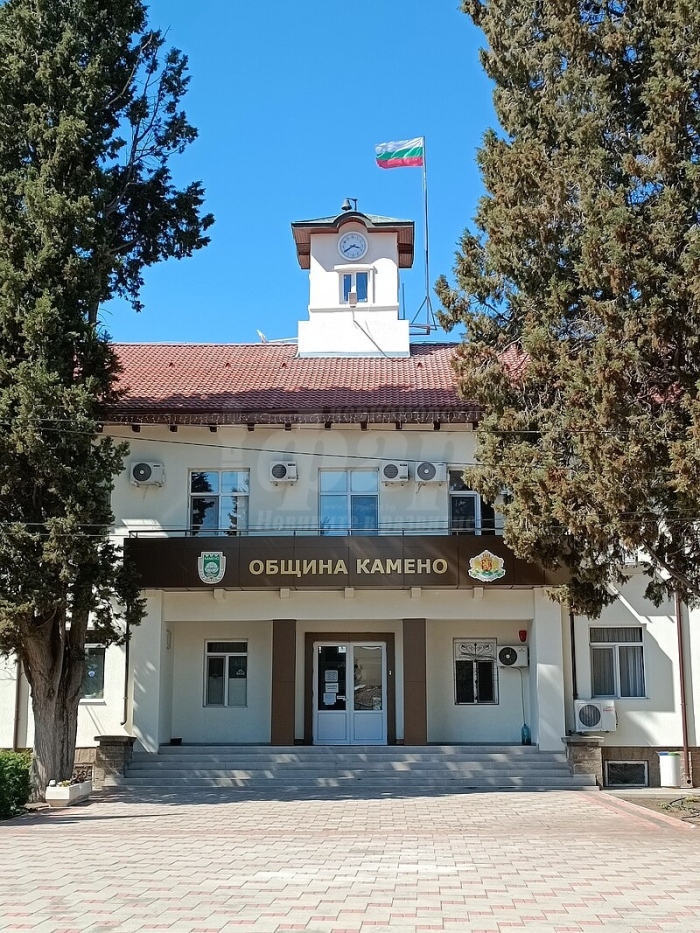 Още двама атакуват стола на Вардунски в Камено