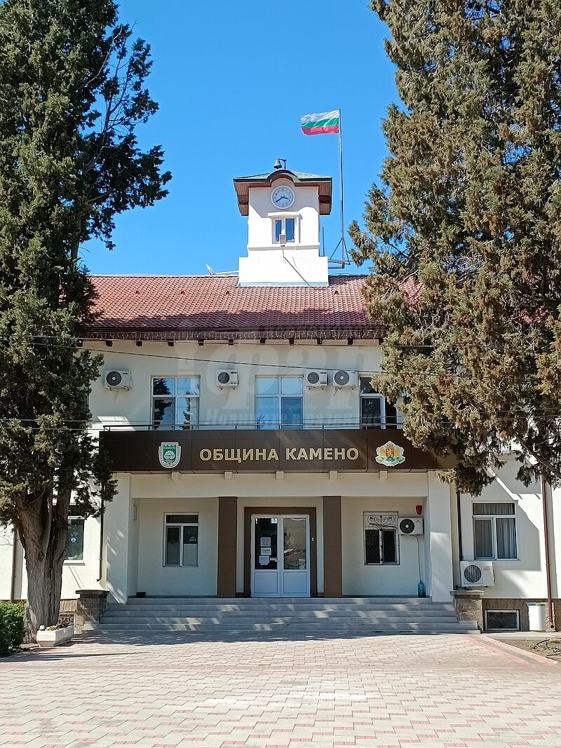 Още двама атакуват стола на Вардунски в Камено