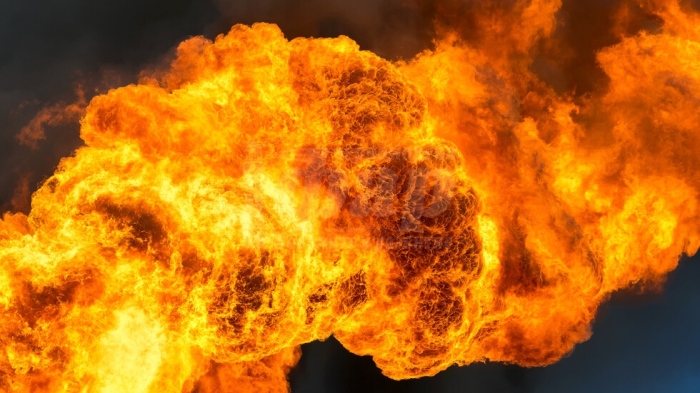 Голям пожар след спукване на петролопровод в Украйна, има пострадали