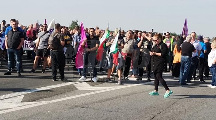 Четвърти ден продължават протестите на енергетици и миньори 