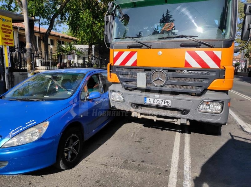 Зрелищна катастрофа в центъра на Ветрен с линейка и автобус/СНИМКИ/