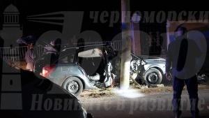 Кола, пълна с мигранти, се заби в стълб в Елхово, има ранени 