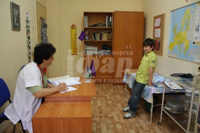 Медицински сестри се натискат за работа в училища и детски градини