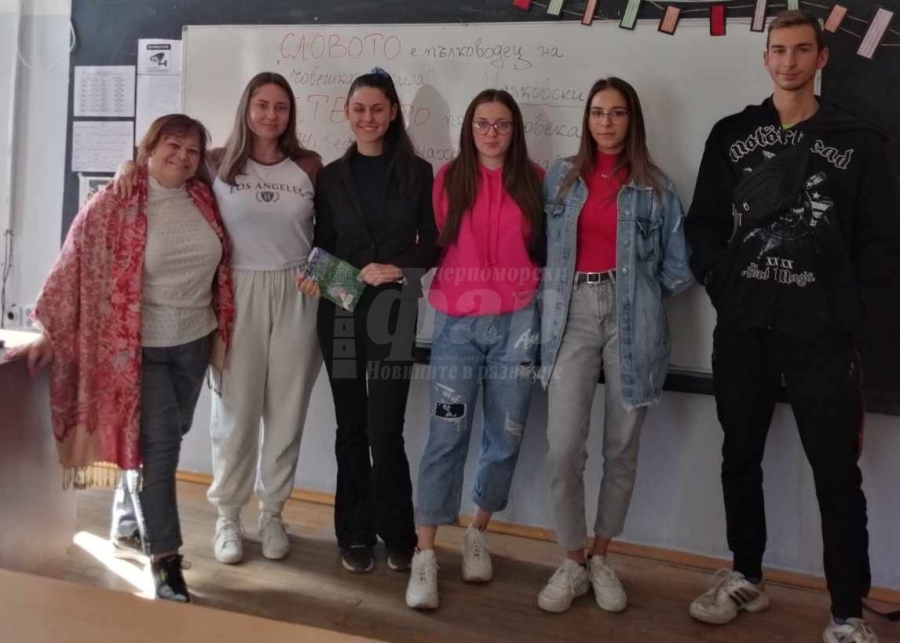 Стихове от любими автори четоха бъдещи абитуриенти на свои съученици