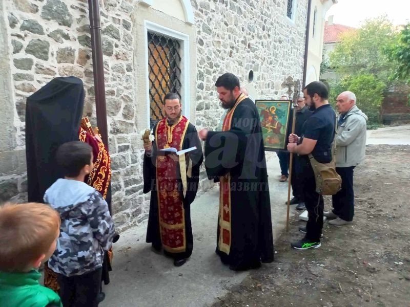  Църквата „Св. Димитър“ в Айтос посреща храмовия си празник обновена по проект 